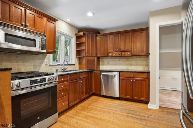 63 Edgewood Dr, Florham Park Boro, NJ 07932