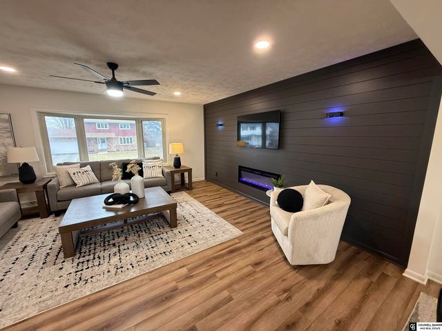 504 Shannon Road, Papillion, NE 68046