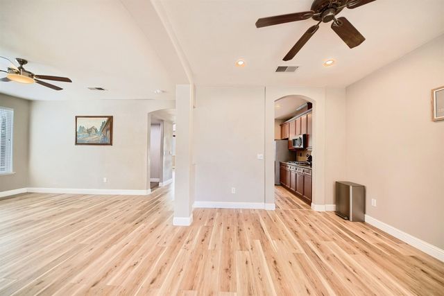 579 Almondcrest St, Oakdale, CA 95361