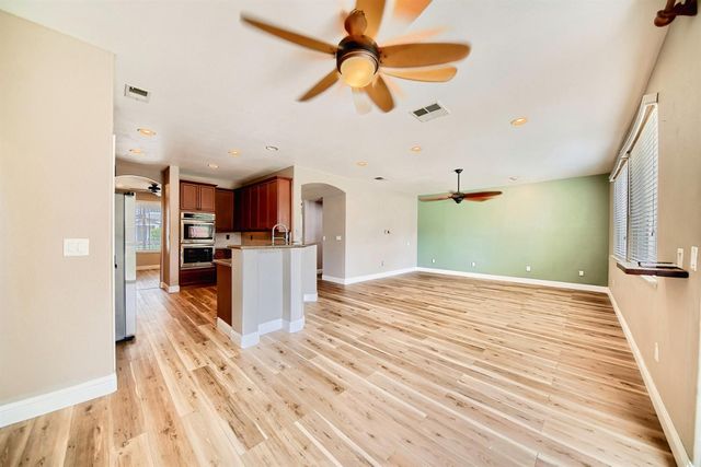 579 Almondcrest St, Oakdale, CA 95361