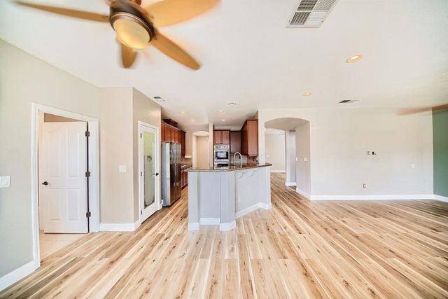 579 Almondcrest St, Oakdale, CA 95361