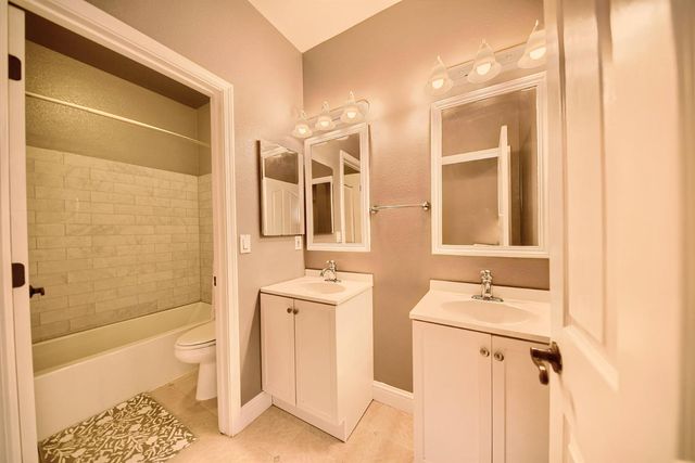 579 Almondcrest St, Oakdale, CA 95361