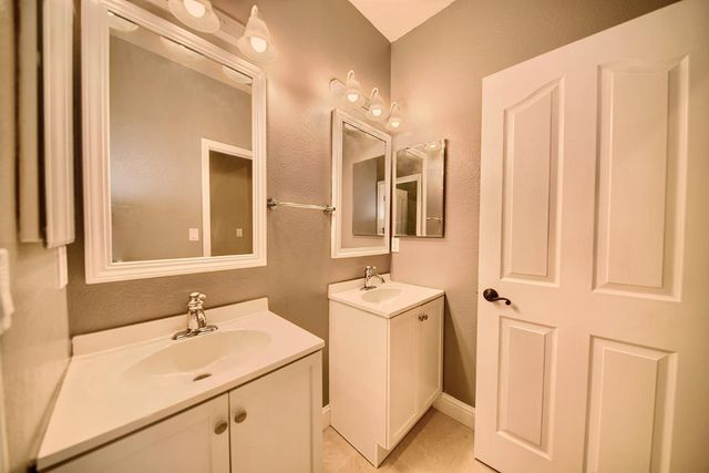 579 Almondcrest St, Oakdale, CA 95361