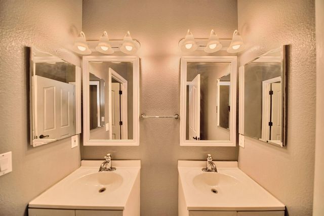 579 Almondcrest St, Oakdale, CA 95361