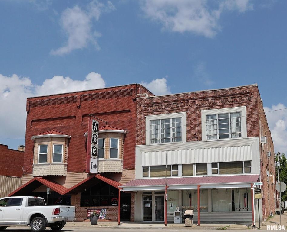 Image 2 of property listing at 120 S BROADWAY Avenue, Salem, IL 62881