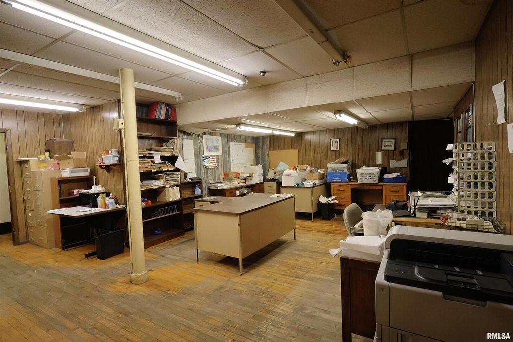 Image 14 of property listing at 120 S BROADWAY Avenue, Salem, IL 62881