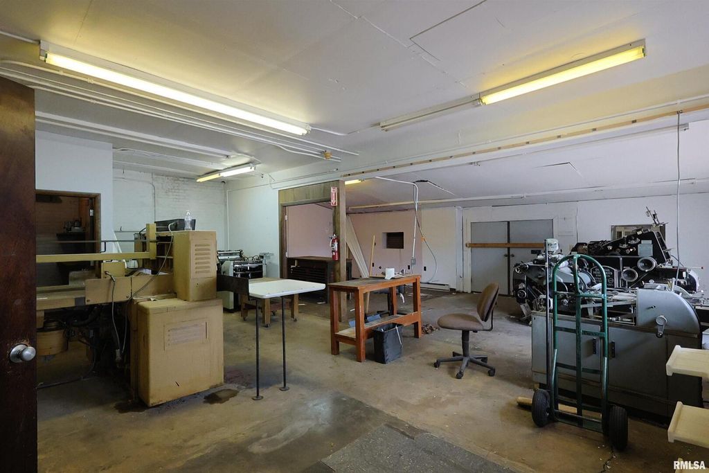 Image 15 of property listing at 120 S BROADWAY Avenue, Salem, IL 62881