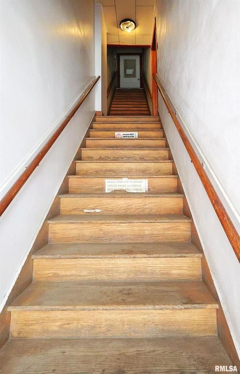 Image 16 of property listing at 120 S BROADWAY Avenue, Salem, IL 62881