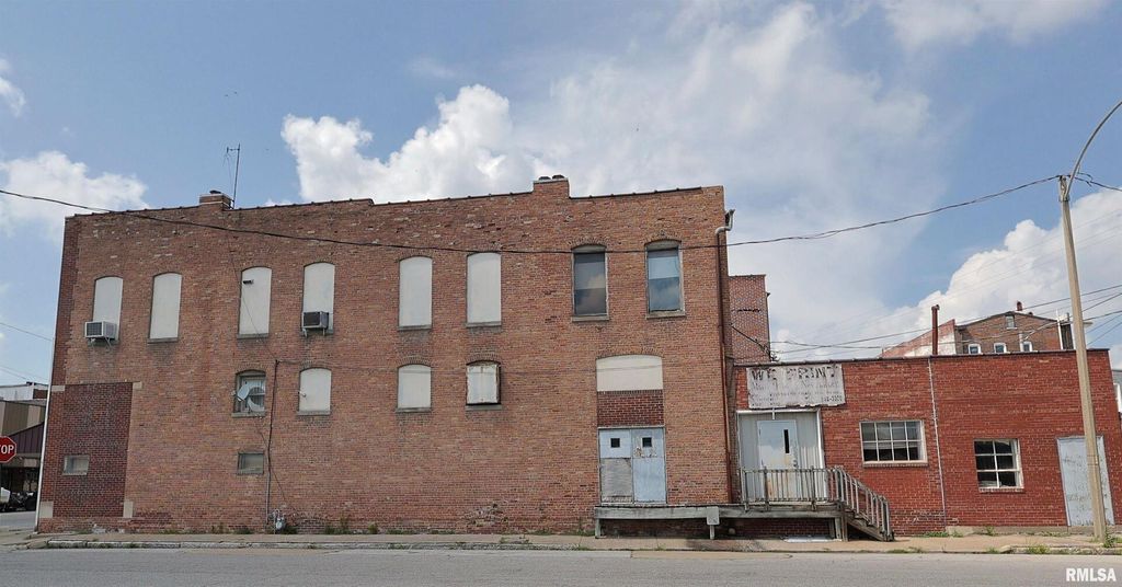 Image 3 of property listing at 120 S BROADWAY Avenue, Salem, IL 62881
