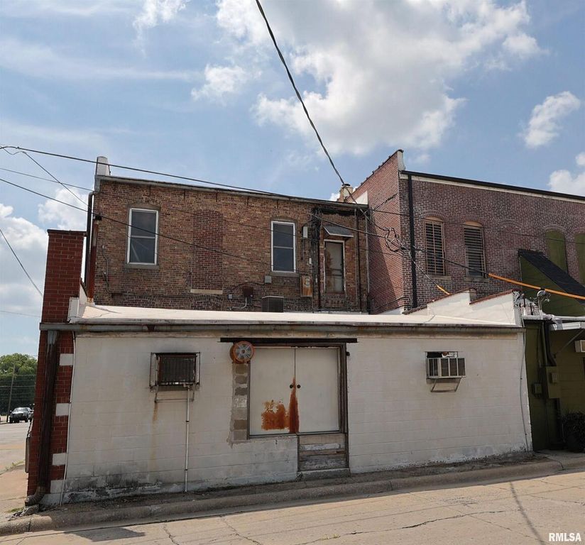 Image 4 of property listing at 120 S BROADWAY Avenue, Salem, IL 62881