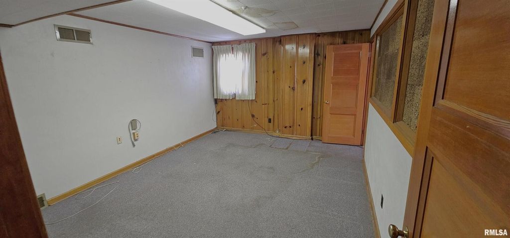 Image 20 of property listing at 120 S BROADWAY Avenue, Salem, IL 62881