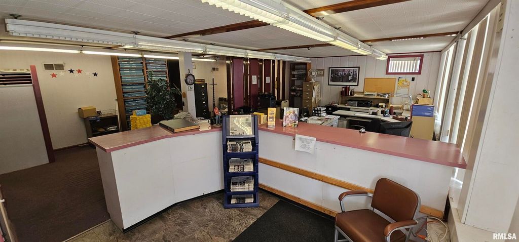 Image 5 of property listing at 120 S BROADWAY Avenue, Salem, IL 62881