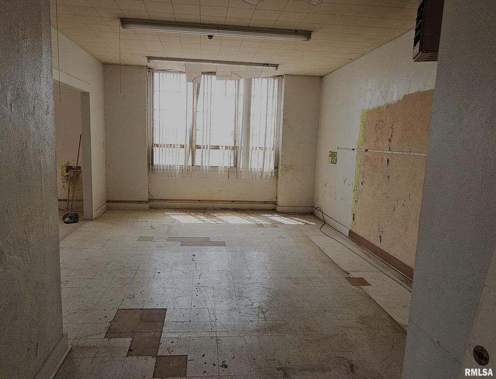 Image 23 of property listing at 120 S BROADWAY Avenue, Salem, IL 62881