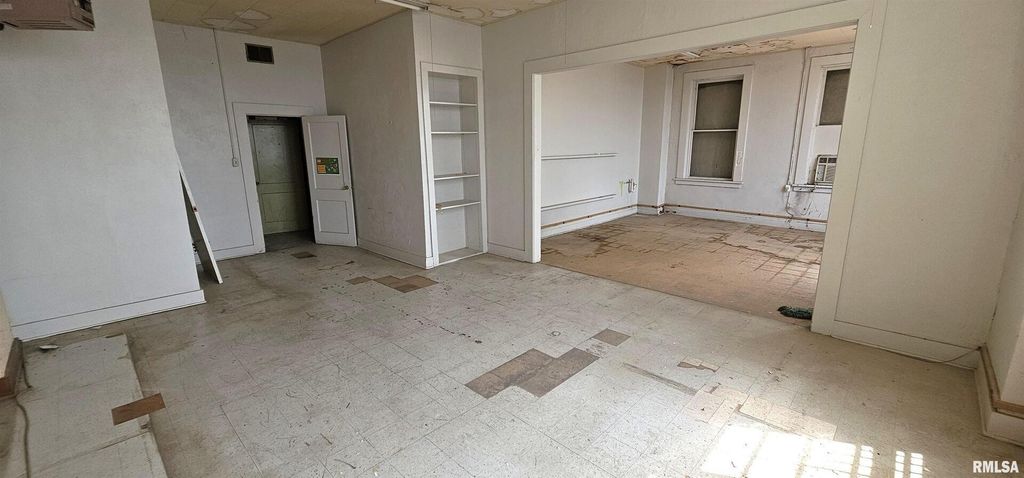 Image 25 of property listing at 120 S BROADWAY Avenue, Salem, IL 62881