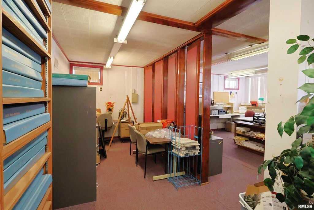 Image 6 of property listing at 120 S BROADWAY Avenue, Salem, IL 62881