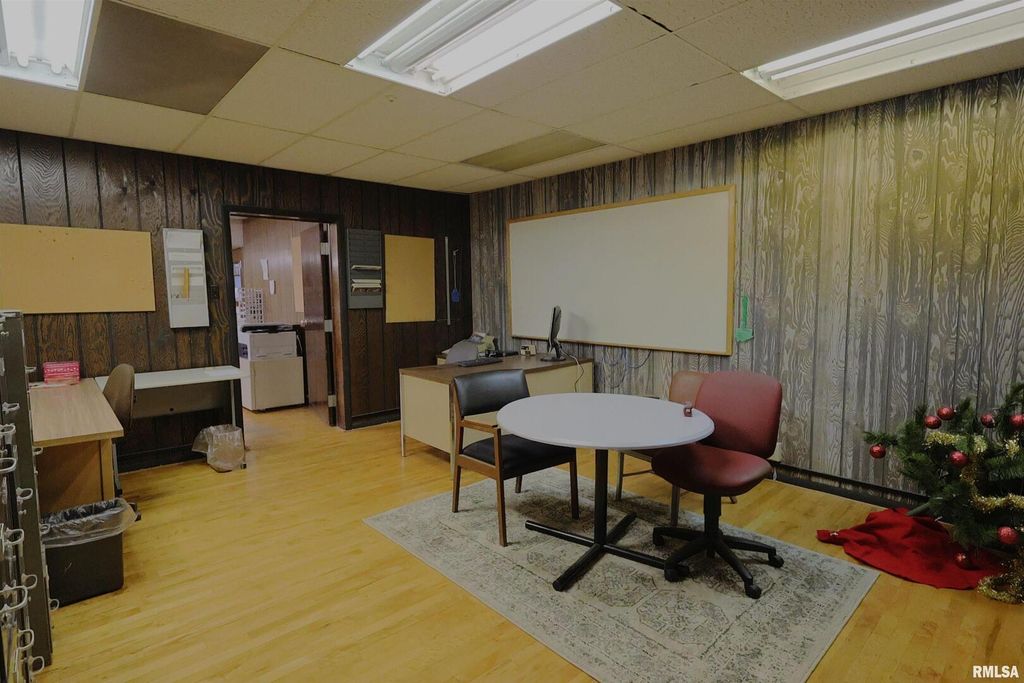 Image 9 of property listing at 120 S BROADWAY Avenue, Salem, IL 62881