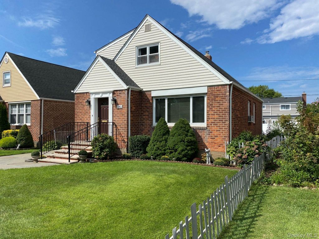 241 Whitehall Road S, Garden City, NY 11530 — photo 2