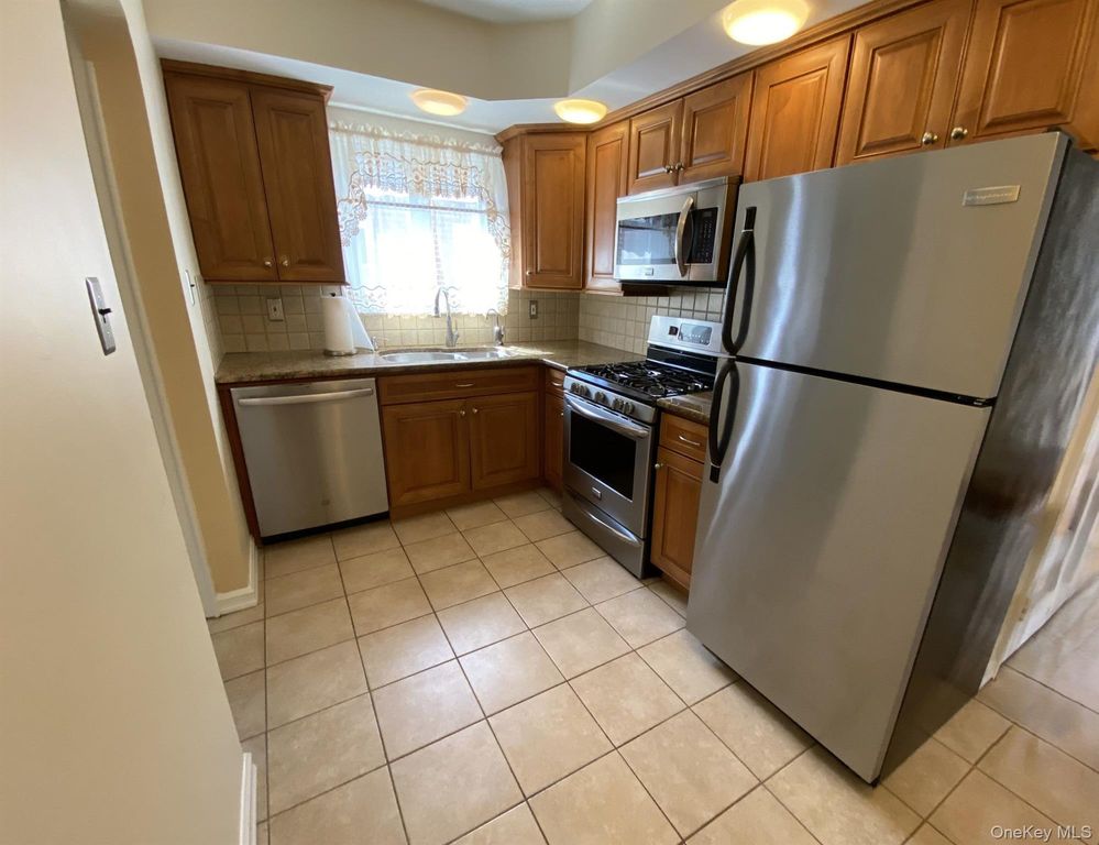 241 Whitehall Road S, Garden City, NY 11530 — photo 5