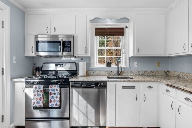 61 Ledgewood Rd, Dedham, MA 02026