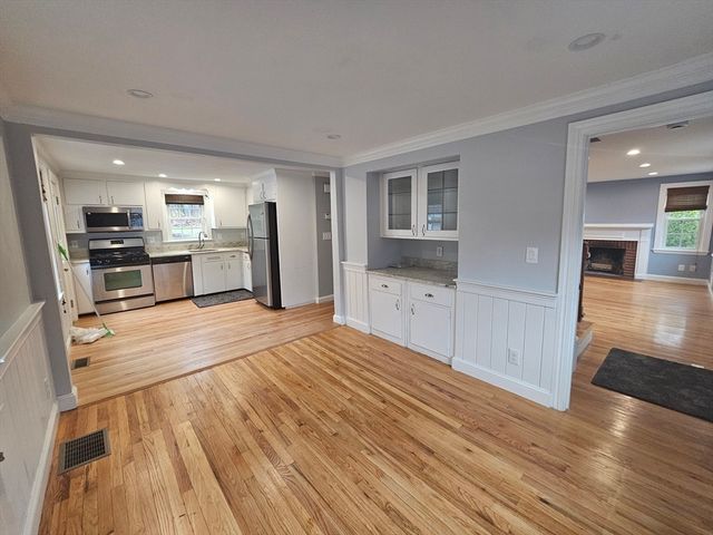 61 Ledgewood Rd, Dedham, MA 02026