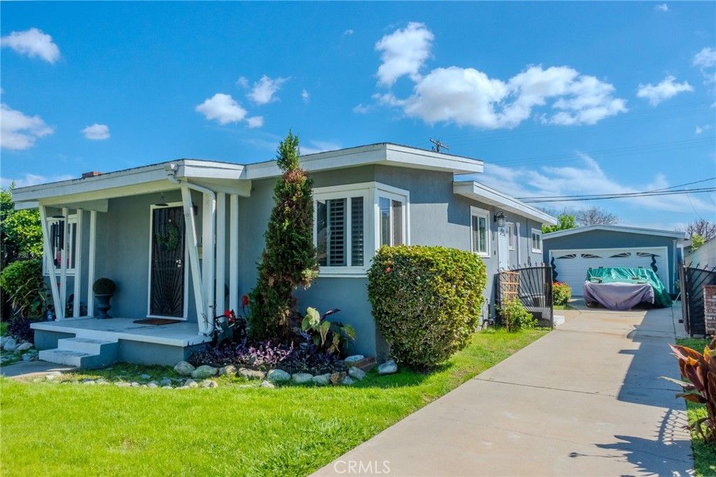 Image 4 of property listing at 128 E 67th, Long Beach, CA 90805