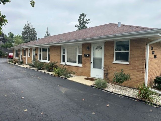 209 W Maple Avenue B, Mundelein, IL 60060
