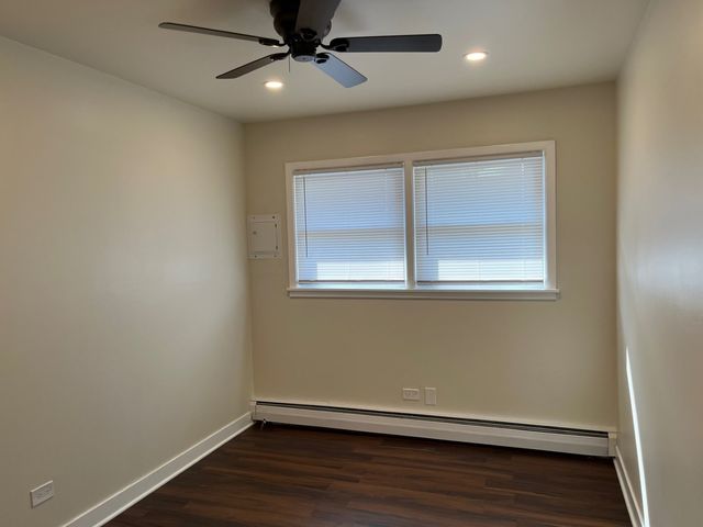 209 W Maple Avenue B, Mundelein, IL 60060