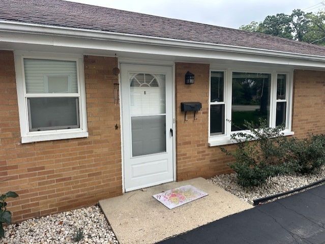 209 W Maple Avenue B, Mundelein, IL 60060