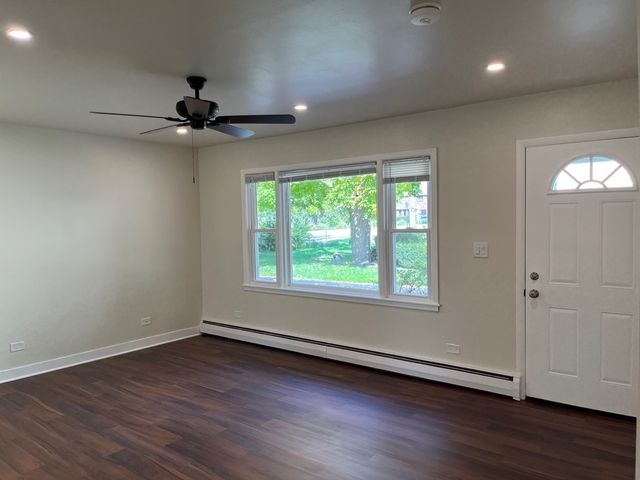 209 W Maple Avenue B, Mundelein, IL 60060