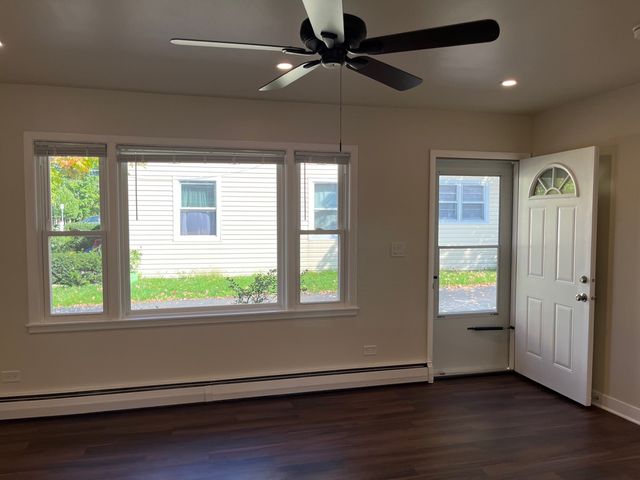 209 W Maple Avenue B, Mundelein, IL 60060