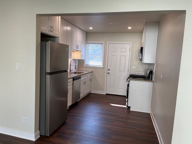 209 W Maple Avenue B, Mundelein, IL 60060