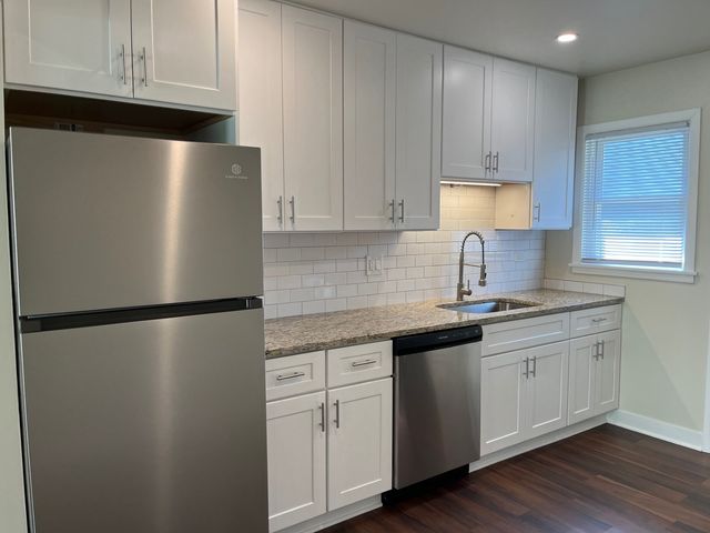 209 W Maple Avenue B, Mundelein, IL 60060