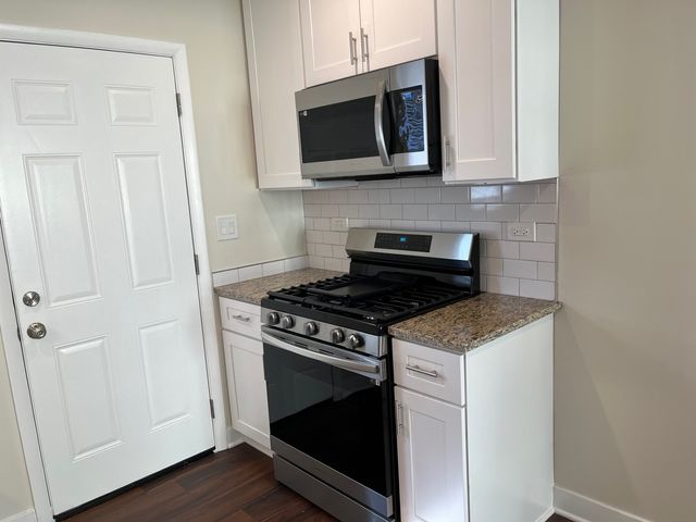 209 W Maple Avenue B, Mundelein, IL 60060