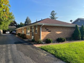 209 W Maple Avenue B, Mundelein, IL 60060