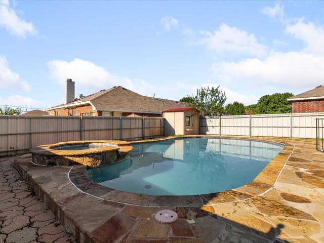 741 FOX RUN Trail, Saginaw, TX 76179