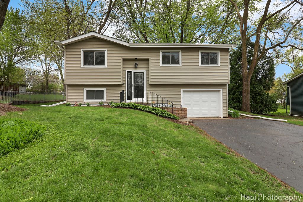 1113 Rolling Lane Road, Johnsburg, IL 60051