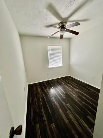 802 E Stadium Court, Friendswood, TX 77546