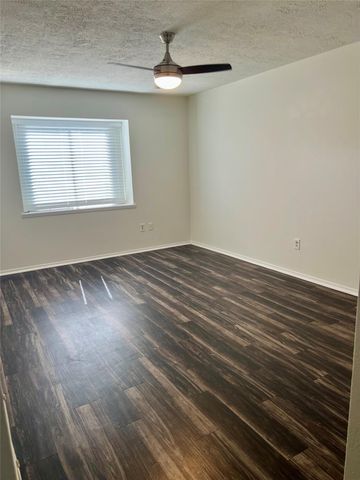 802 E Stadium Court, Friendswood, TX 77546