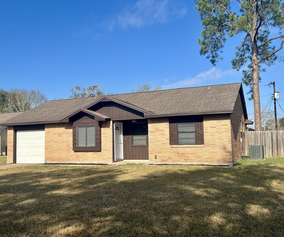 802 E Stadium Court, Friendswood, TX 77546