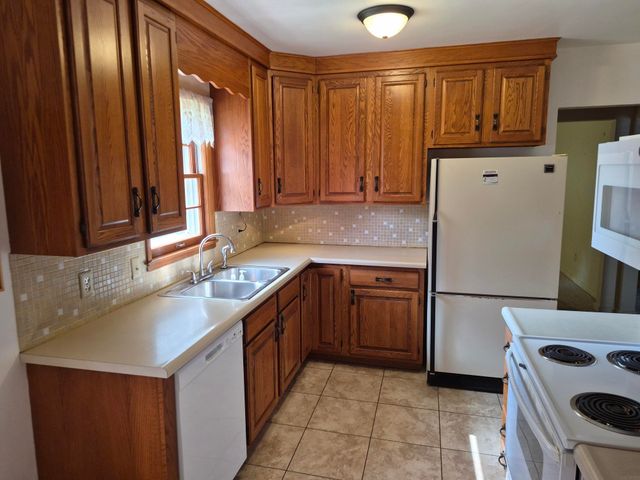 28 9th Ave SE, Oelwein, IA 50662