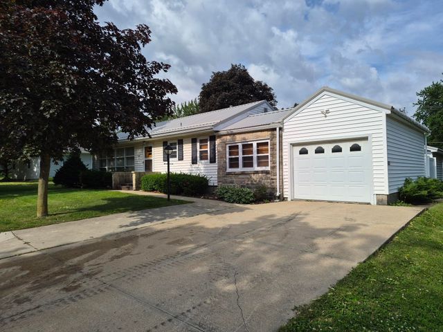 28 9th Ave SE, Oelwein, IA 50662