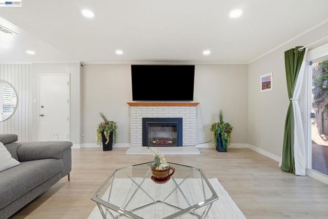 2394 Tahiti St, Hayward, CA 94545