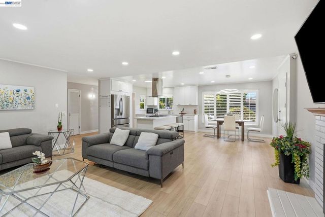 2394 Tahiti St, Hayward, CA 94545
