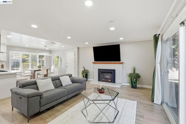 2394 Tahiti St, Hayward, CA 94545