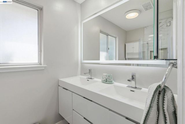 2394 Tahiti St, Hayward, CA 94545