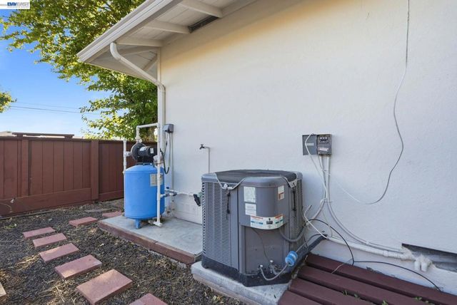 2394 Tahiti St, Hayward, CA 94545