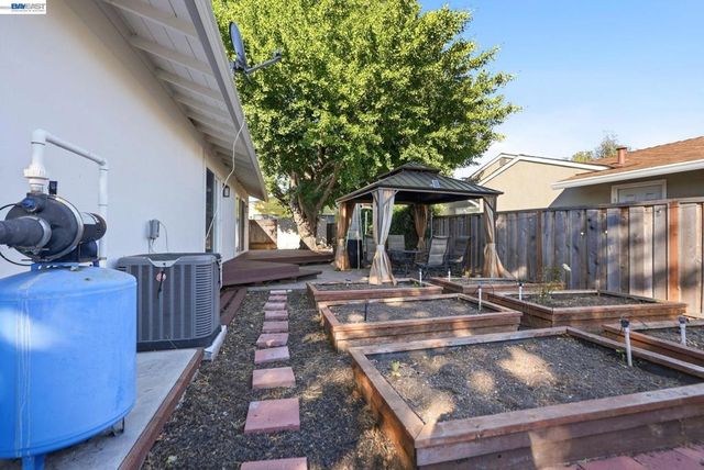 2394 Tahiti St, Hayward, CA 94545