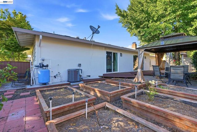 2394 Tahiti St, Hayward, CA 94545