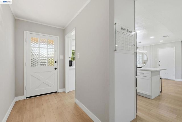 2394 Tahiti St, Hayward, CA 94545