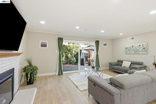 2394 Tahiti St, Hayward, CA 94545